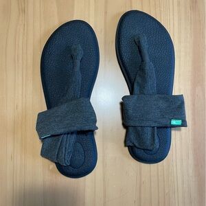 Like new: Sanuk, size 11: women’s yoga sling sandal in charcoal gray